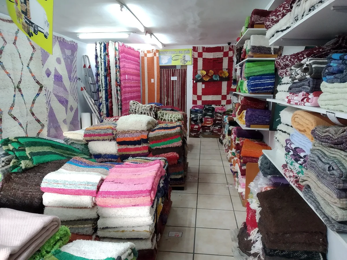 Jarapas de colores apiladas en una tienda de Níjar