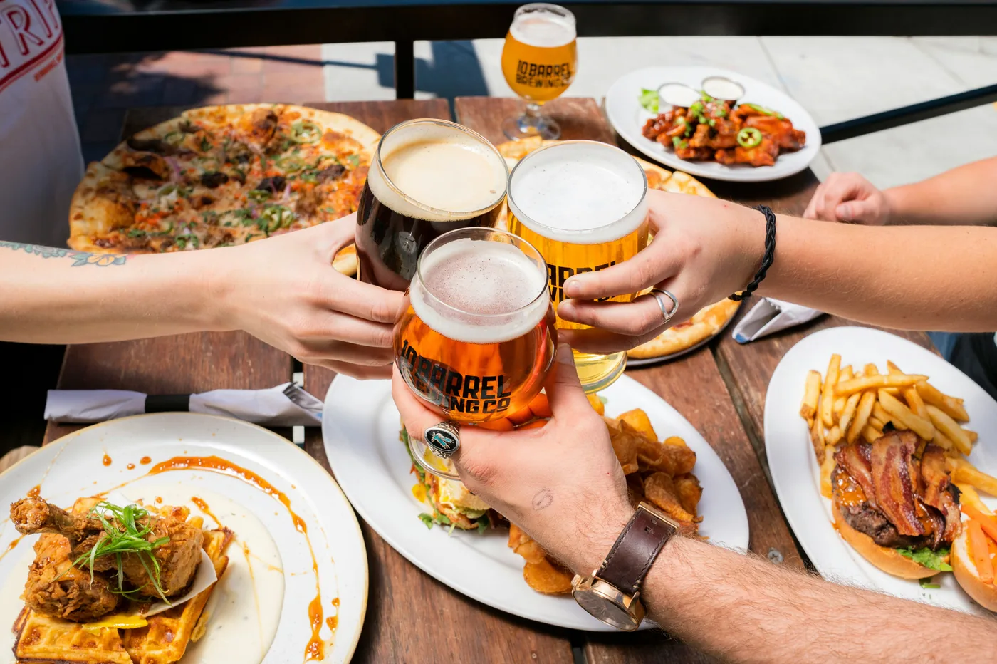 Terraza con cerveza y tapa en Cabo de Gata