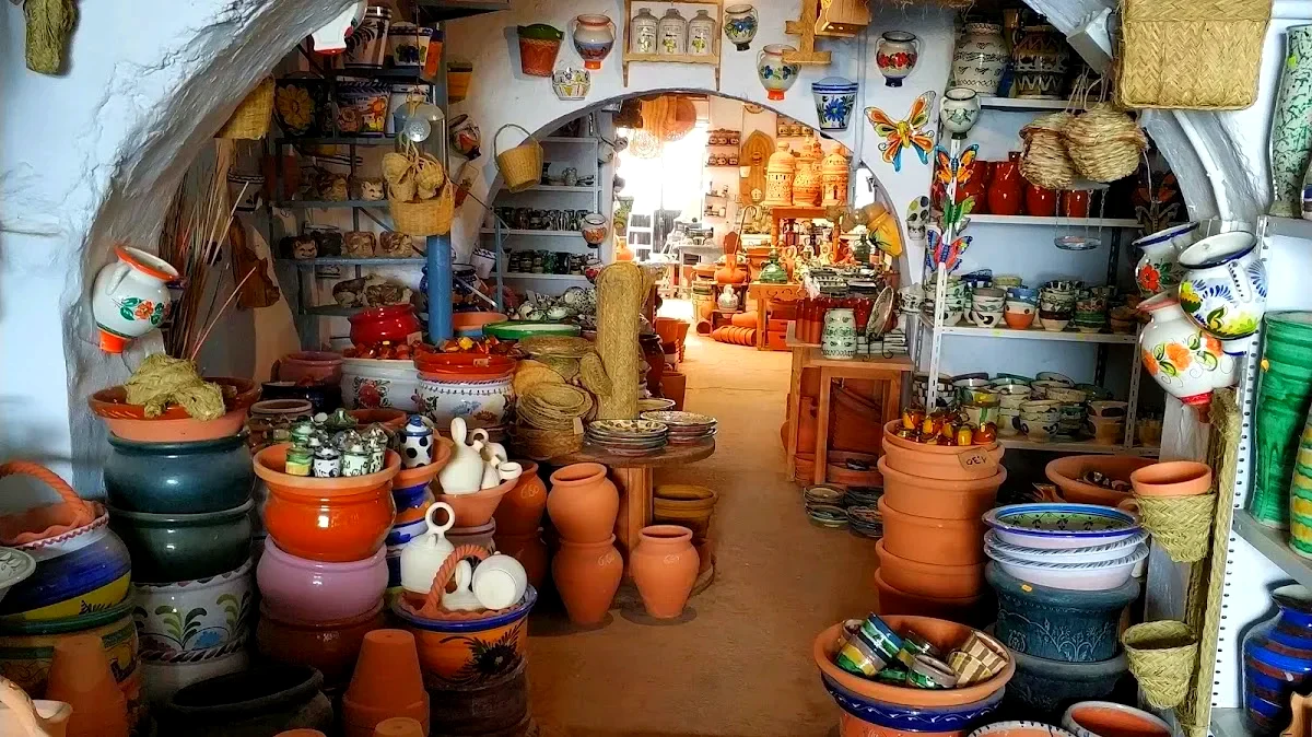 Interior de una alfarería de Níjar con piezas de cerámica